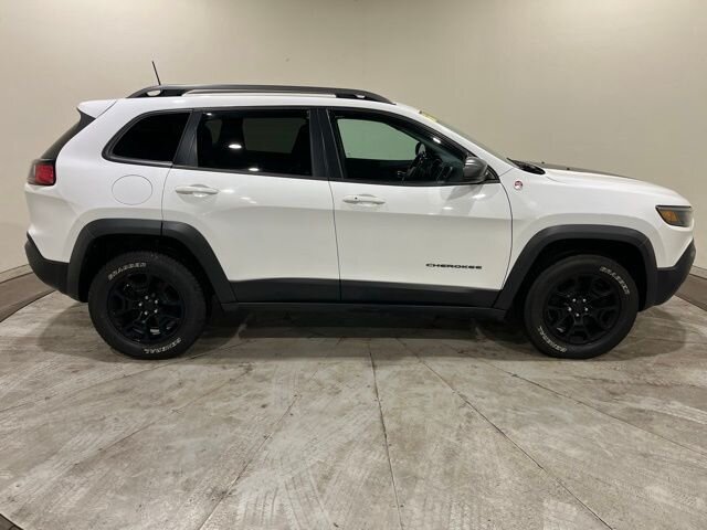 
 2019 Jeep Cherokee Trailhawk w/ Apple Car Play full									