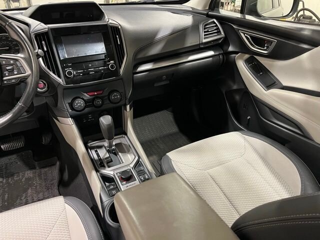 
 2021 Subaru Forester Premium w/ Apple Car Play full									
