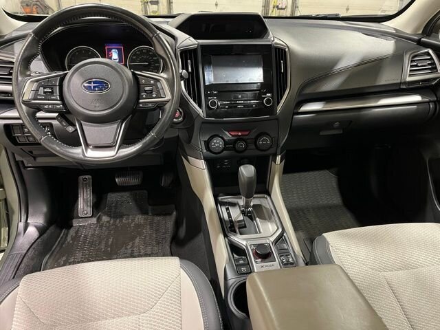 
 2021 Subaru Forester Premium w/ Apple Car Play full									