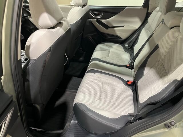 
 2021 Subaru Forester Premium w/ Apple Car Play full									