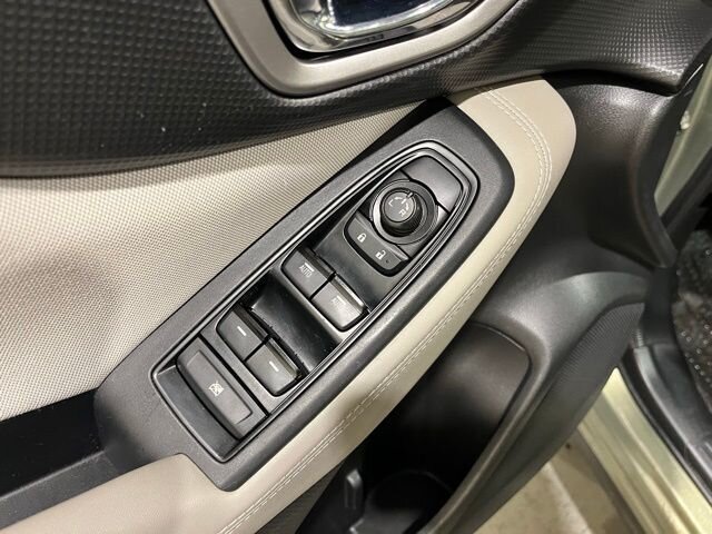 
 2021 Subaru Forester Premium w/ Apple Car Play full									