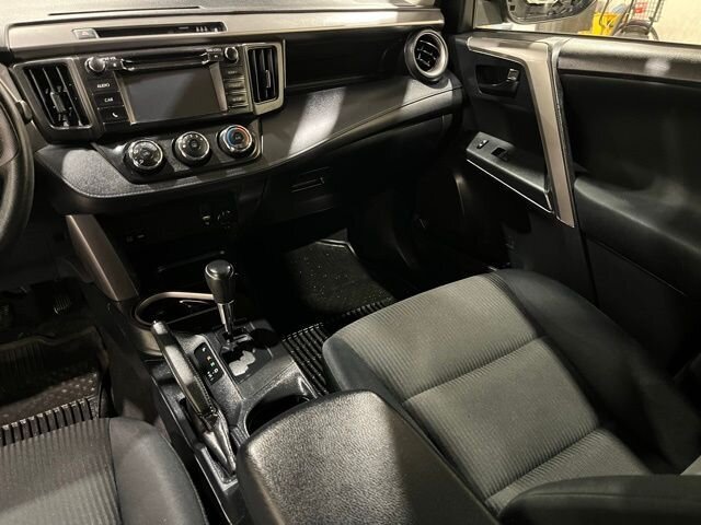 
 2017 Toyota RAV4 LE full									