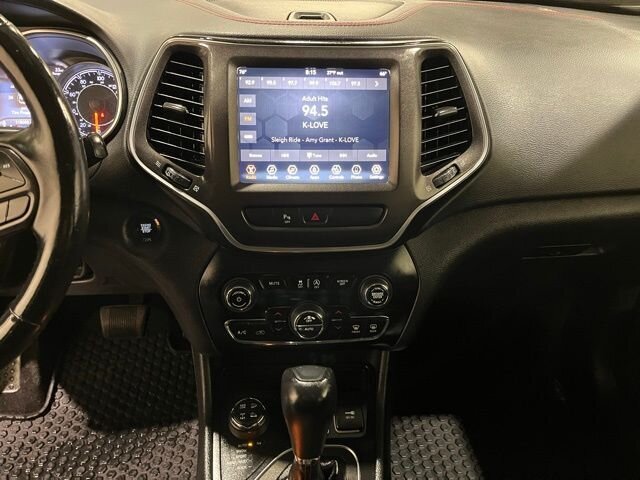 
 2019 Jeep Cherokee Trailhawk w/ Apple Car Play full									