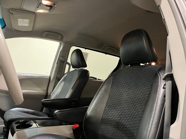 
 2013 Toyota Sienna SE 8 Passenger full									