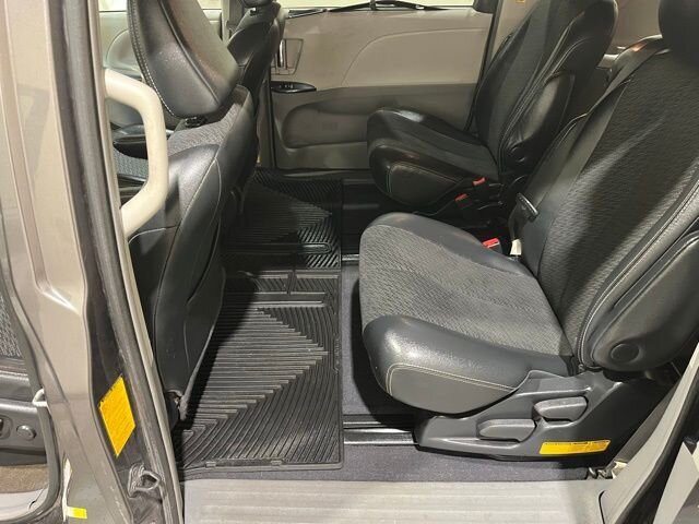 
 2013 Toyota Sienna SE 8 Passenger full									
