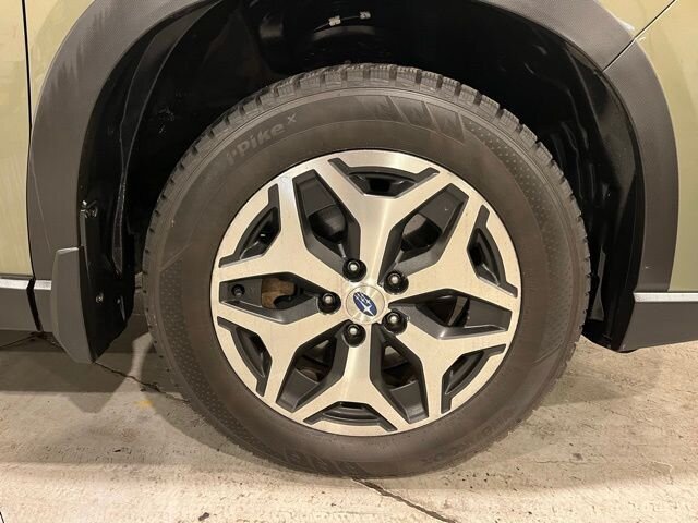 
 2021 Subaru Forester Premium w/ Apple Car Play full									