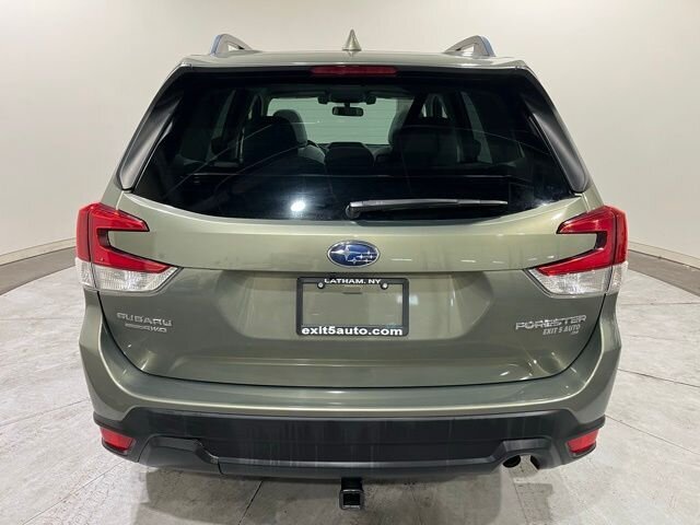 
 2021 Subaru Forester Premium w/ Apple Car Play full									