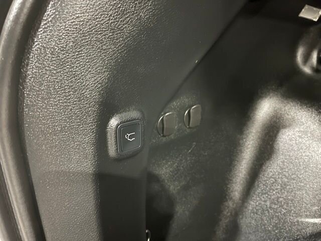 
 2019 Jeep Cherokee Trailhawk w/ Apple Car Play full									