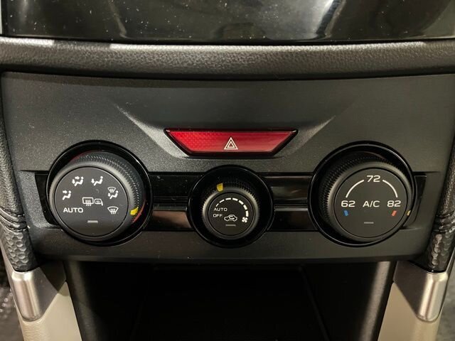 
 2021 Subaru Forester Premium w/ Apple Car Play full									