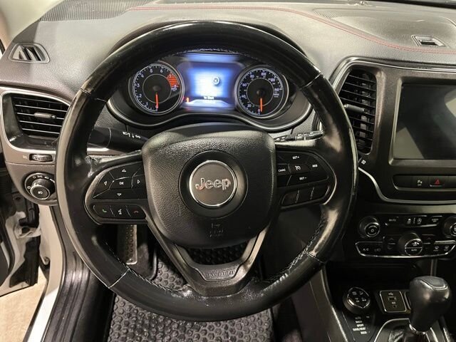 
 2019 Jeep Cherokee Trailhawk w/ Apple Car Play full									