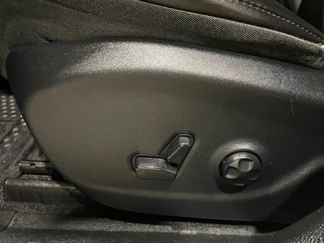 
 2019 Jeep Cherokee Trailhawk w/ Apple Car Play full									