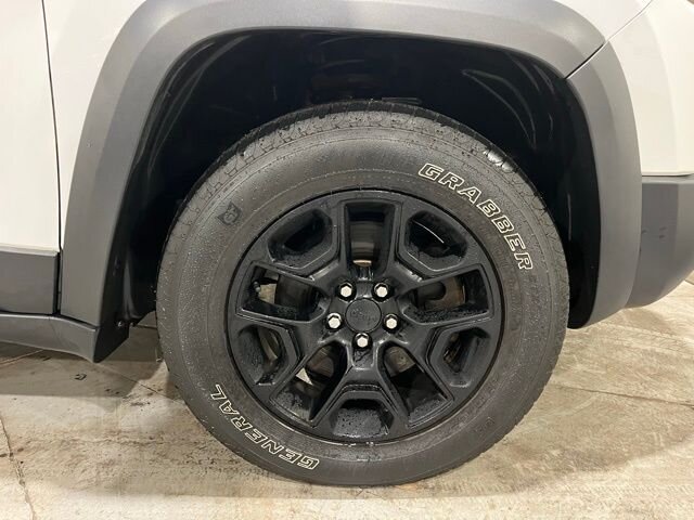 
 2019 Jeep Cherokee Trailhawk w/ Apple Car Play full									