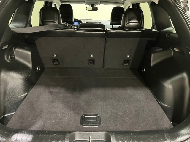 
 2019 Jeep Cherokee Trailhawk w/ Apple Car Play full									