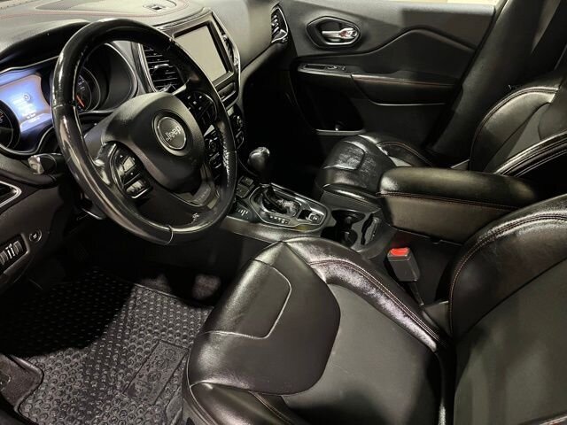 
 2019 Jeep Cherokee Trailhawk w/ Apple Car Play full									