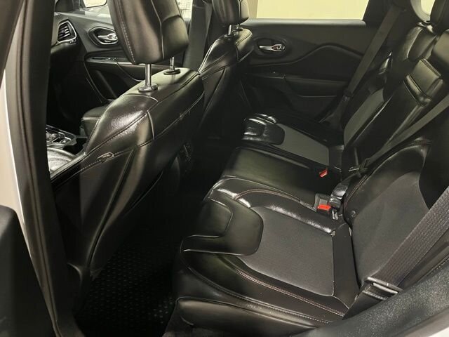 
 2019 Jeep Cherokee Trailhawk w/ Apple Car Play full									