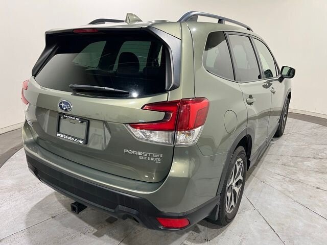 
 2021 Subaru Forester Premium w/ Apple Car Play full									