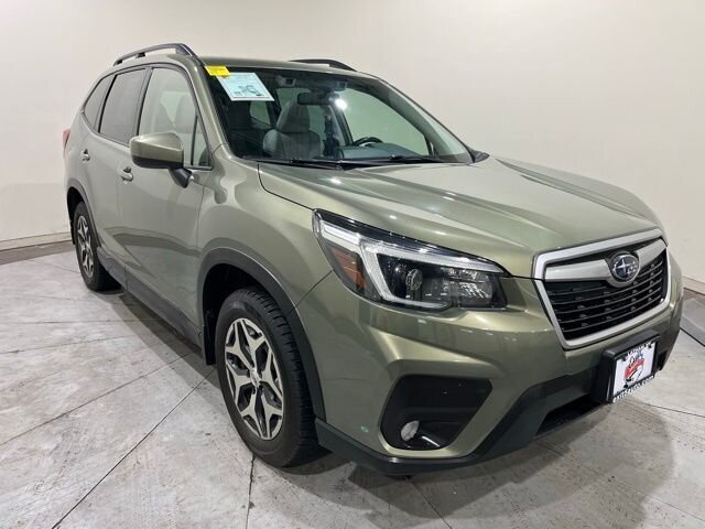 
 2021 Subaru Forester Premium w/ Apple Car Play full									
