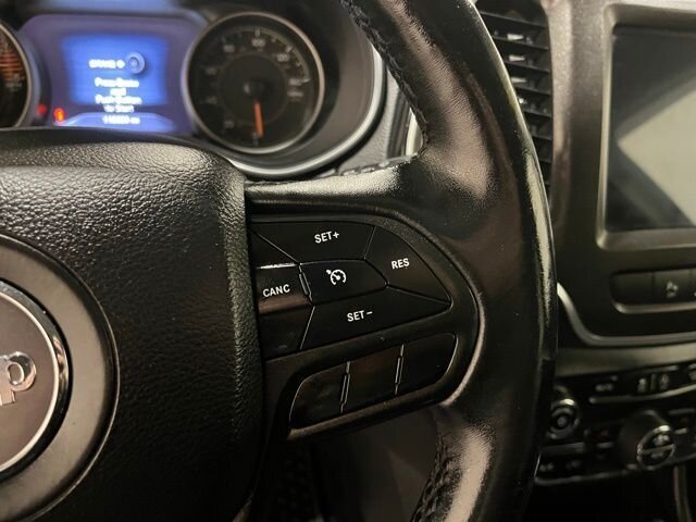 
 2019 Jeep Cherokee Trailhawk w/ Apple Car Play full									