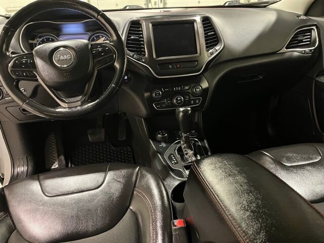 
 2019 Jeep Cherokee Trailhawk w/ Apple Car Play full									