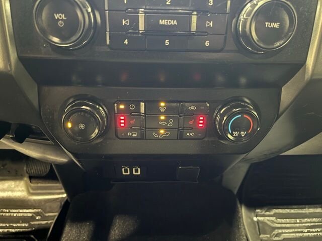 
 2020 Ford F-150 XLT w/ Apple Car Play and Navigation full									