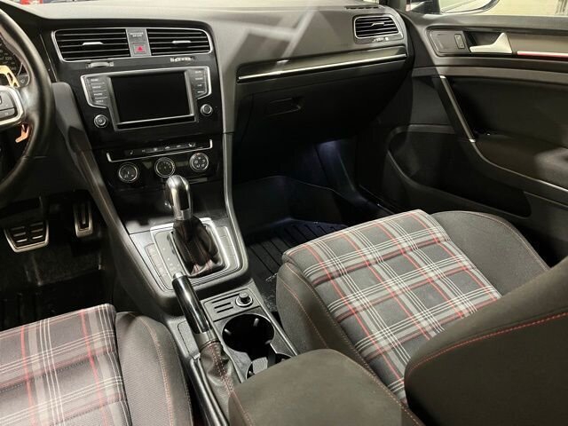 
 2017 Volkswagen Golf GTI S full									