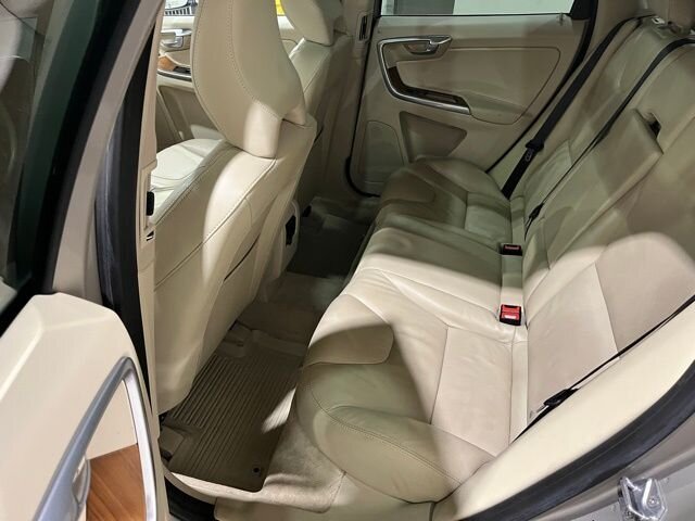 
 2015 Volvo XC60 T6 Platinum full									