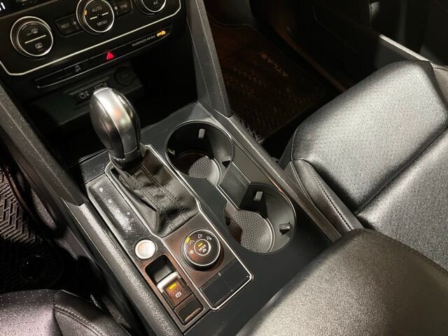 
 2019 Volkswagen Atlas 3.6L V6 SE w/ Apple Car Play full									