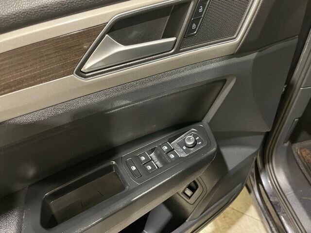 
 2019 Volkswagen Atlas 3.6L V6 SE w/ Apple Car Play full									