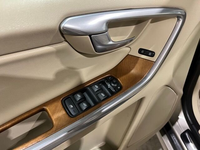 
 2015 Volvo XC60 T6 Platinum full									