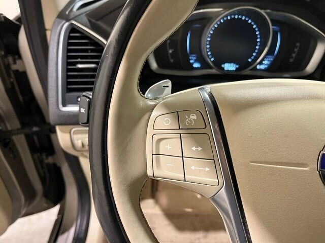 
 2015 Volvo XC60 T6 Platinum full									