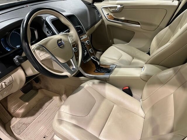 
 2015 Volvo XC60 T6 Platinum full									