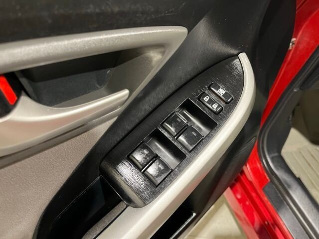 
 2014 Toyota Prius Two full									