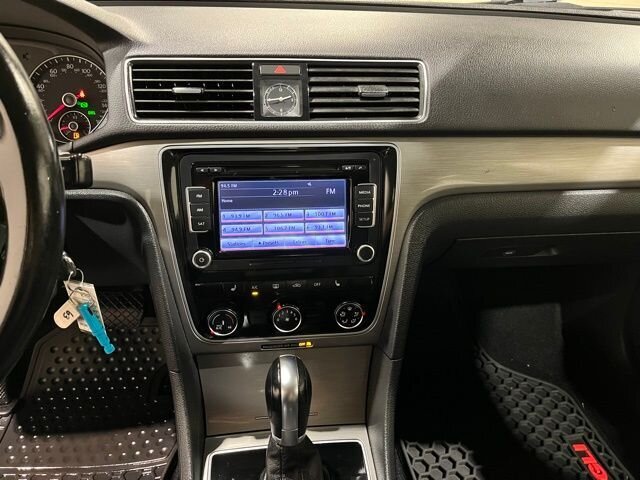 
 2014 Volkswagen Passat 1.8T SE full									