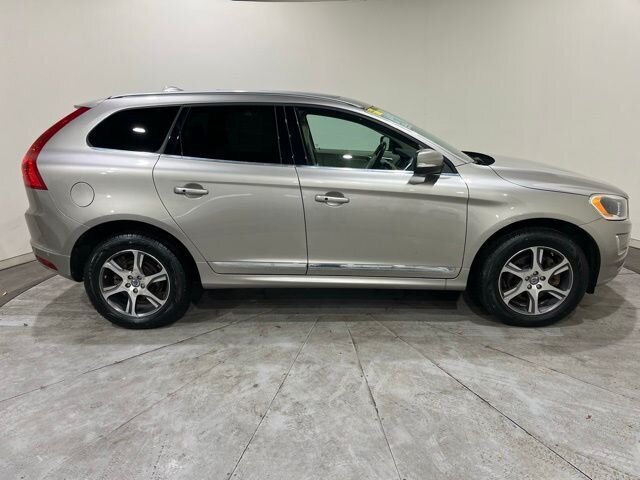 
 2015 Volvo XC60 T6 Platinum full									