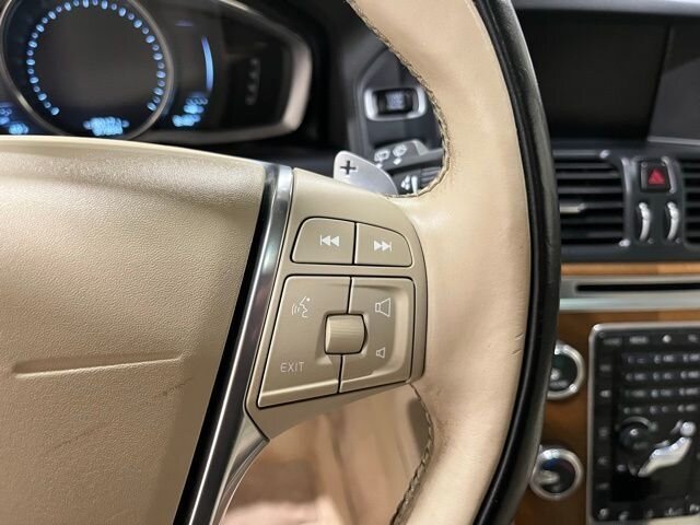 
 2015 Volvo XC60 T6 Platinum full									