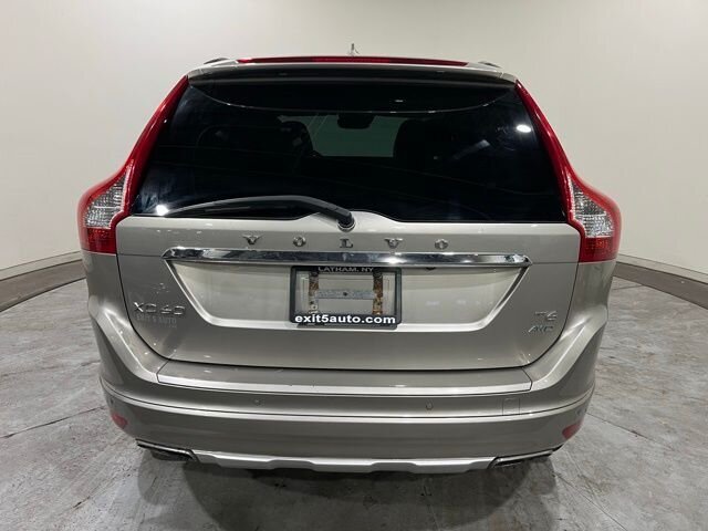 
 2015 Volvo XC60 T6 Platinum full									