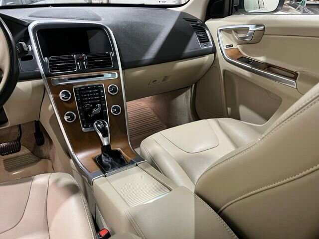 
 2015 Volvo XC60 T6 Platinum full									