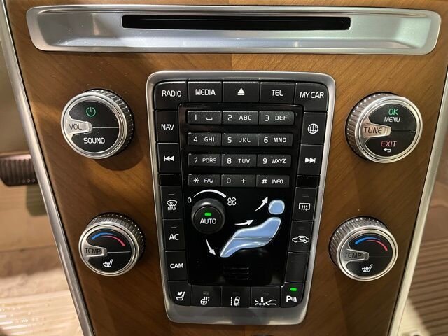 
 2015 Volvo XC60 T6 Platinum full									