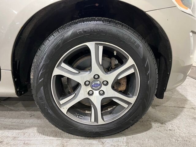 
 2015 Volvo XC60 T6 Platinum full									