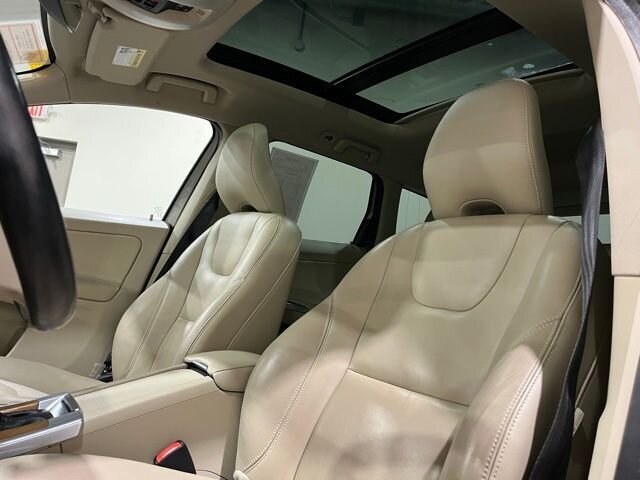 
 2015 Volvo XC60 T6 Platinum full									