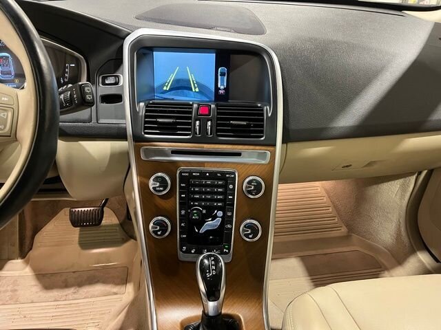 
 2015 Volvo XC60 T6 Platinum full									