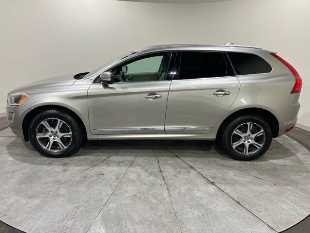 
 2015 Volvo XC60 T6 Platinum full									