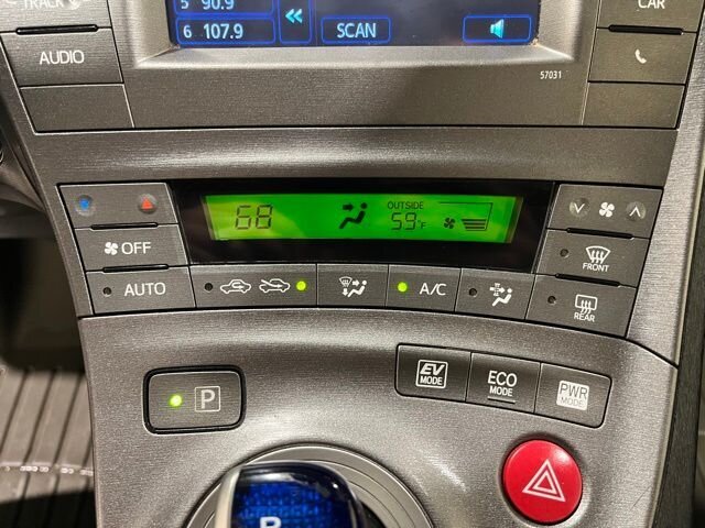 
 2014 Toyota Prius Two full									