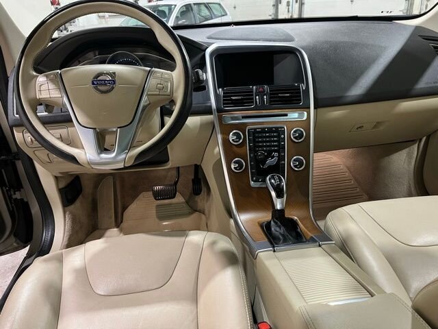 
 2015 Volvo XC60 T6 Platinum full									