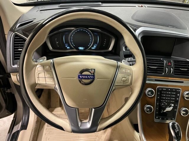 
 2015 Volvo XC60 T6 Platinum full									