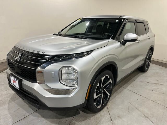 
 2022 Mitsubishi Outlander ES full									