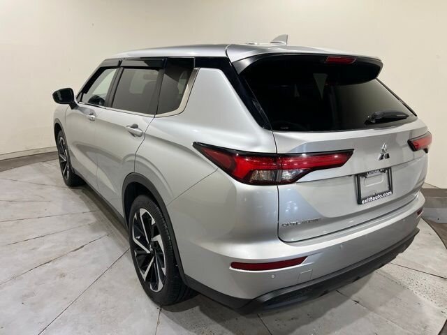 
 2022 Mitsubishi Outlander ES full									