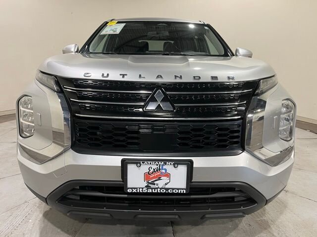 
 2022 Mitsubishi Outlander ES full									