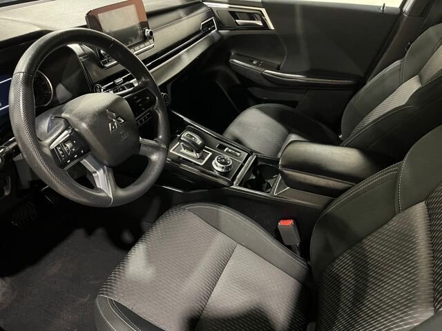 
 2022 Mitsubishi Outlander ES full									