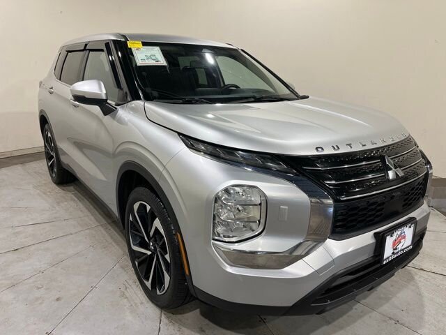 
 2022 Mitsubishi Outlander ES full									